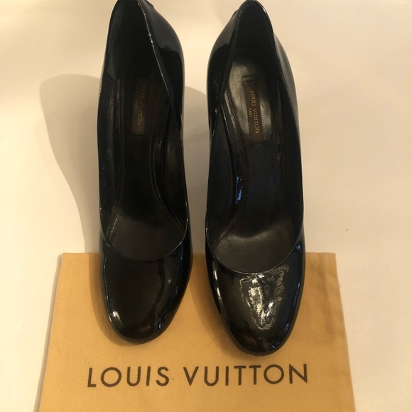 LV black patent pumps - Picture 1 of 6